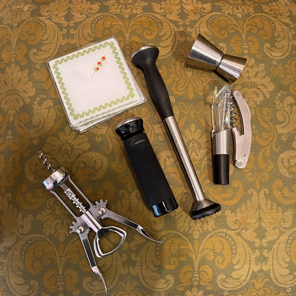 Elegant Black and Silver Bar Tool Set